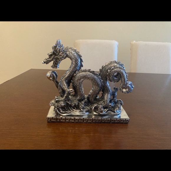 Reflective, plastic dragon decoration - Picture 2 of 7
